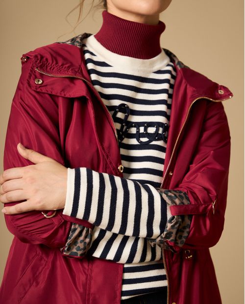 Chaqueta con capucha y ajuste en cintura