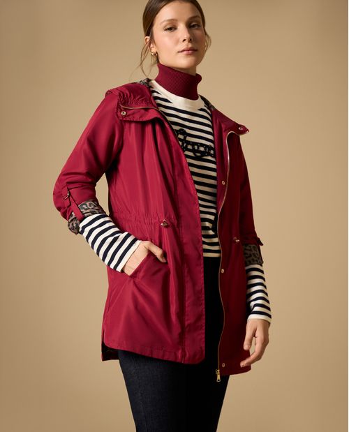 Chaqueta con capucha y ajuste en cintura