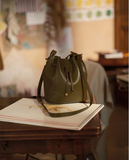 Bolso tipo bucket con cierre ajustable tipo cordón