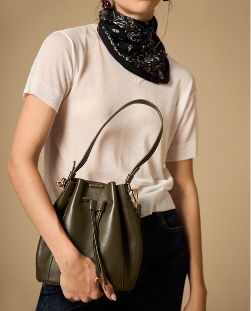 Bolso tipo bucket con cierre ajustable tipo cordón
