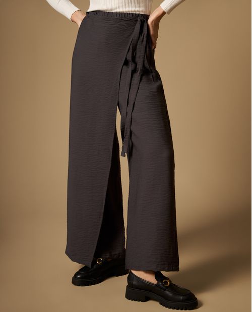 Pantalón tipo pareo con amarre lateral silueta recta