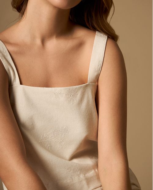 Blusa de tiras con bordado floral y escote redondo