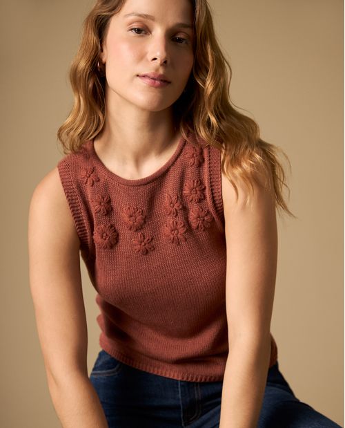 Camiseta tejida manga sisa con flores en relieve