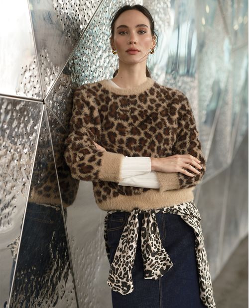 Suéter tejido cuello redondo con diseño animal print y textura afelpada