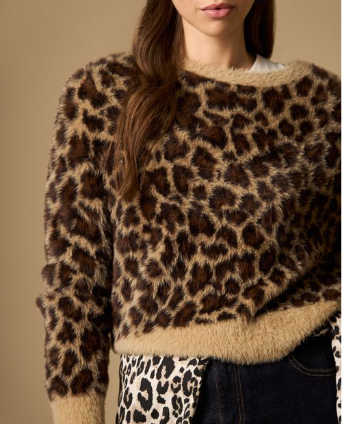 Suéter tejido cuello redondo con diseño animal print y textura afelpada