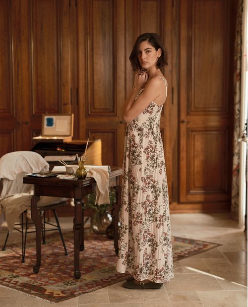 Vestido largo estampado de tiras con silueta fluida