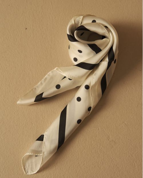 Pañuelo estampado con diseño de puntos y rayas
