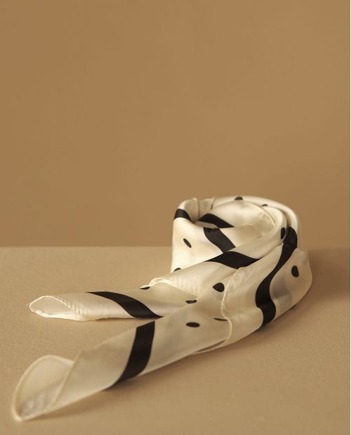 Pañuelo estampado con diseño de puntos y rayas
