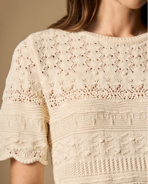Camiseta tejida cuello asimétrico con textura