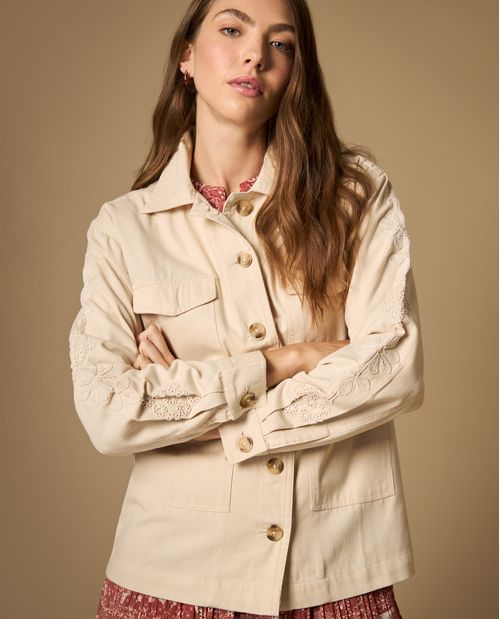 Chaqueta tipo cargo con bordado floral y bolsillos utilitarios