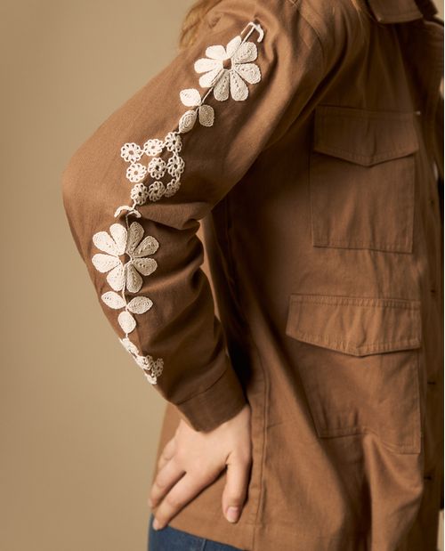 Chaqueta tipo cargo con bordado floral y bolsillos utilitarios