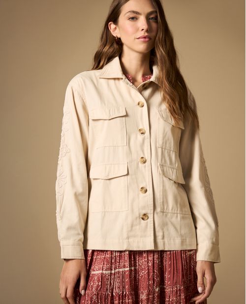 Chaqueta tipo cargo con bordado floral y bolsillos utilitarios