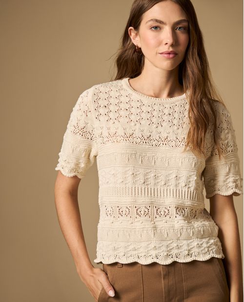 Camiseta tejida cuello asimétrico con textura