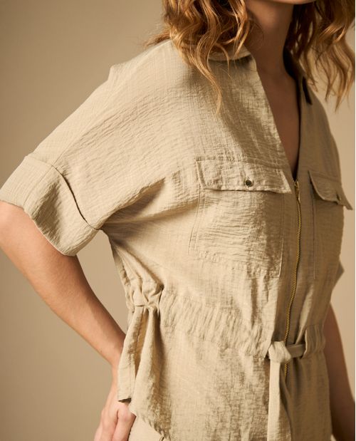 Camisa manga 3/4 con cuello camisero y cinturón