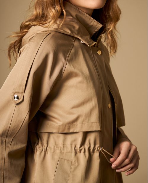 Trench con capucha y ajuste en cintura largo medio