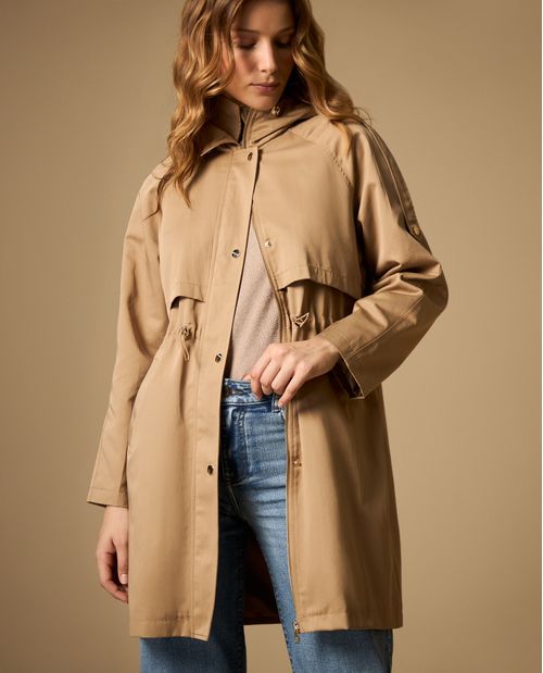 Trench con capucha y ajuste en cintura largo medio
