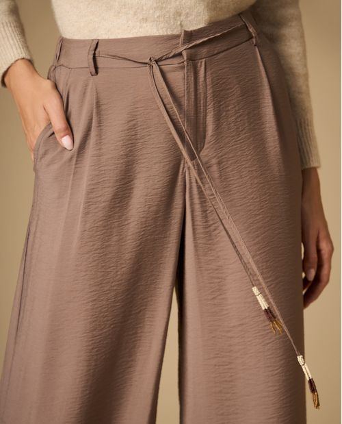 Pantalón con prenses silueta amplia tobillero