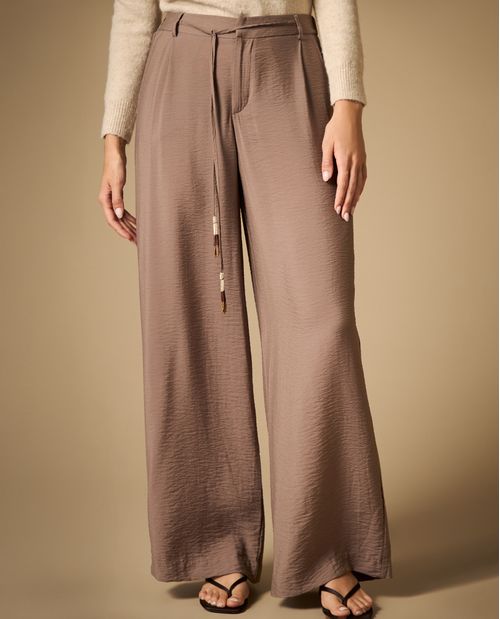 Pantalón con prenses silueta amplia tobillero
