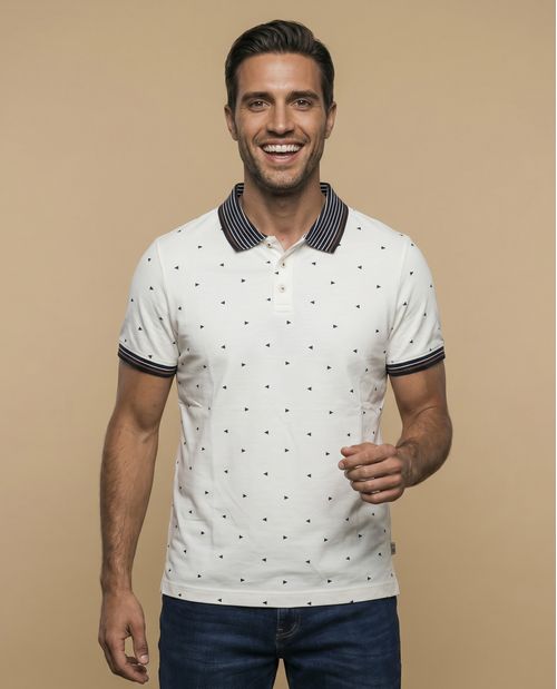 Polo manga corta con estampado de triángulos y cuello a rayas para hombre