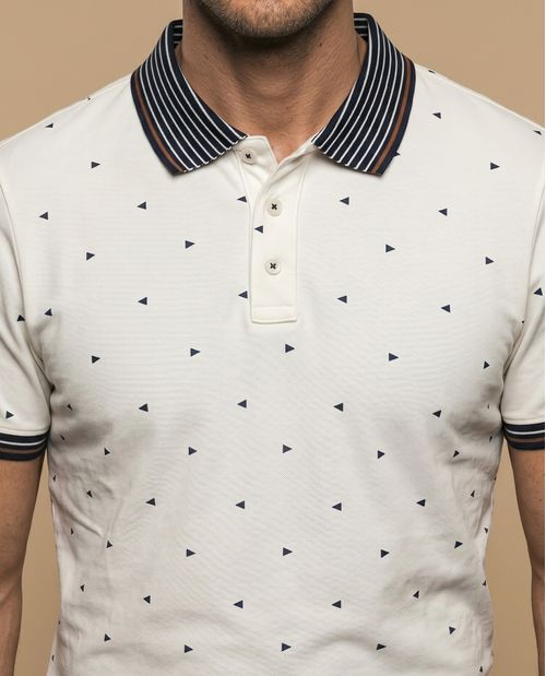 Polo manga corta con estampado de triángulos y cuello a rayas para hombre