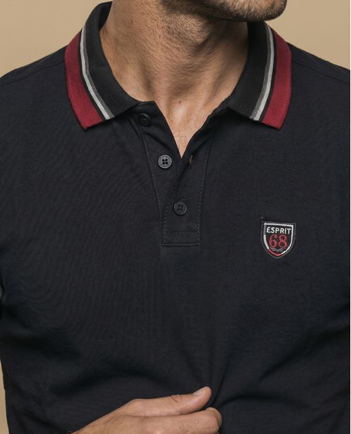 Polo manga corta con cuello a rayas y mangas en bloques de color para hombre