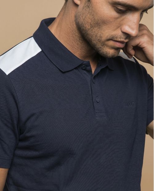 Polo manga corta con paneles decorativos en hombros para hombre