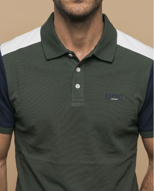 Polo manga corta con bloques de color en mangas para hombre