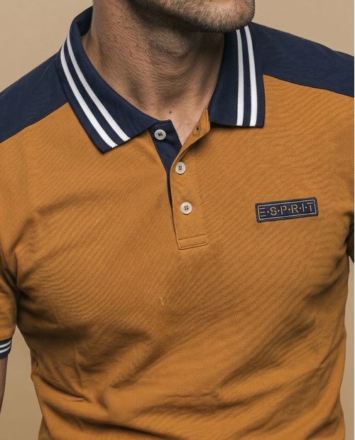 Polo manga corta con cuello acanalado a rayas y paneles en hombros para hombre