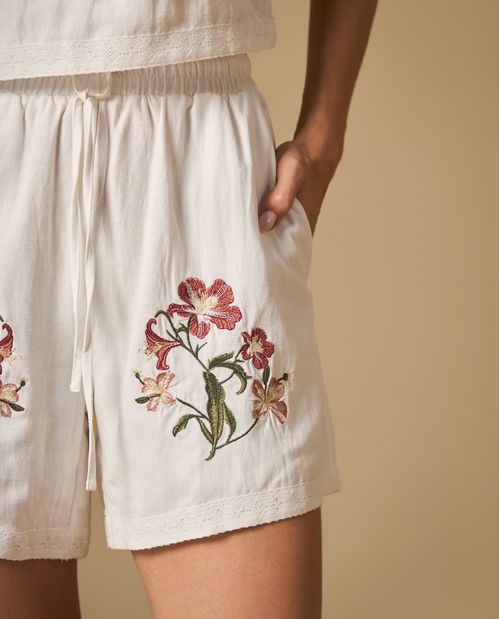 Short bordado con detalle en ruedo y cintura ajustable