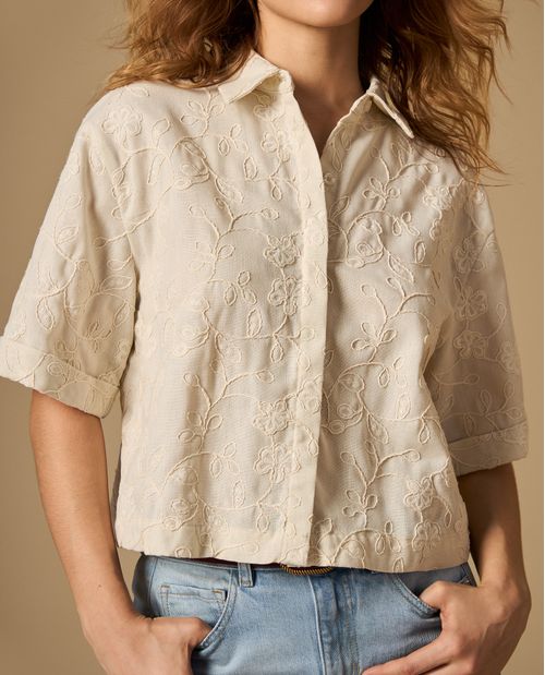 Camisa manga corta con diseño floral