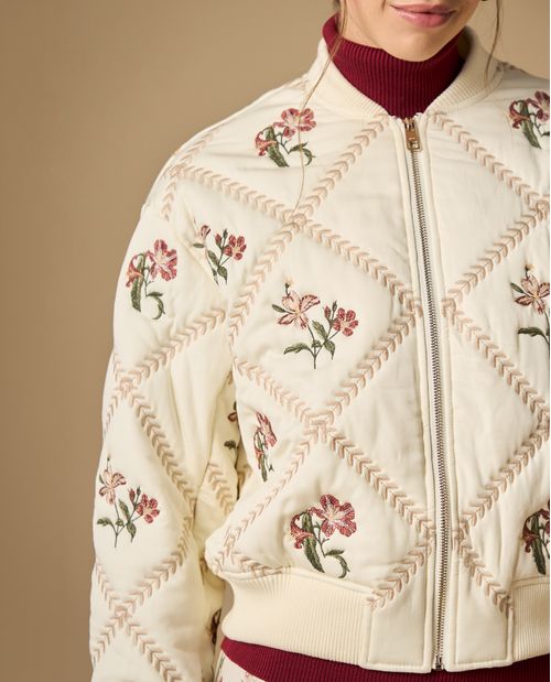 Chaqueta bomber bordada con diseño floral