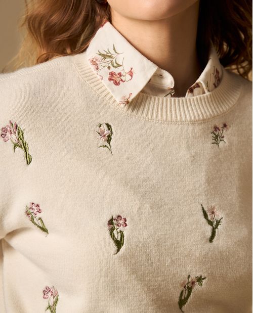 Suéter tejido con bordado floral cuello redondo