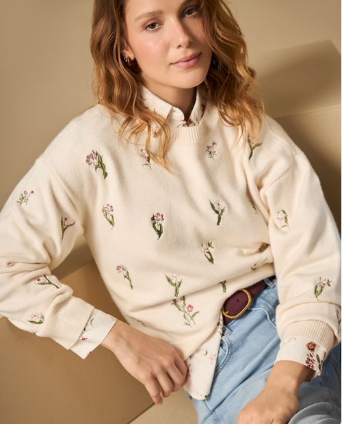Suéter tejido con bordado floral cuello redondo