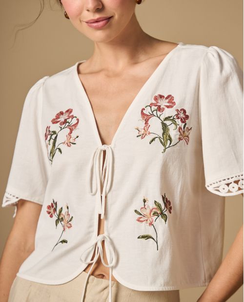 Camisa bordada manga corta cuello en V con lazos