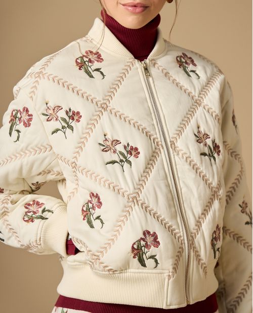 Chaqueta bomber bordada con diseño floral