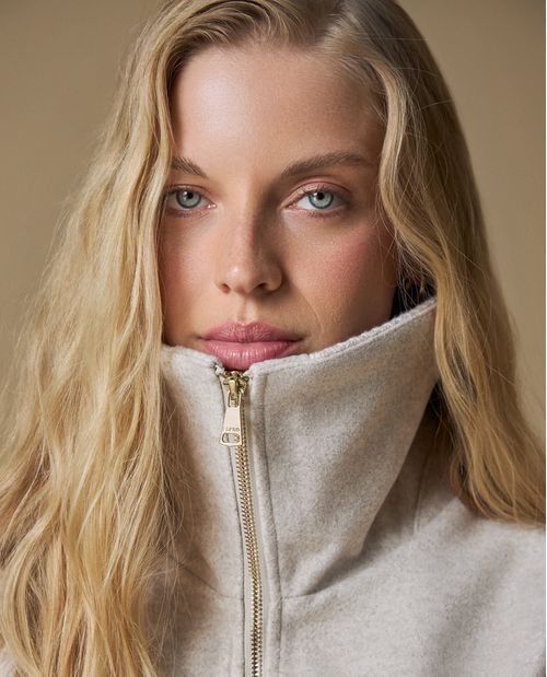 Chaqueta con cuello alto y cierre frontal