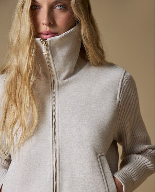 Chaqueta con cuello alto y cierre frontal