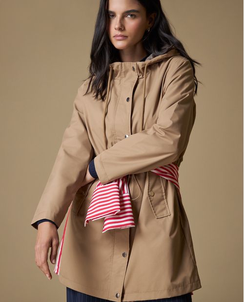 Chaqueta con capucha y cintura ajustable
