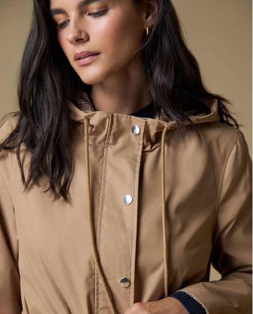 Chaqueta con capucha y cintura ajustable