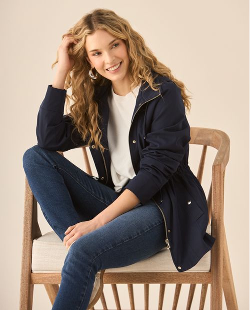 Chaqueta con capucha y cintura ajustable