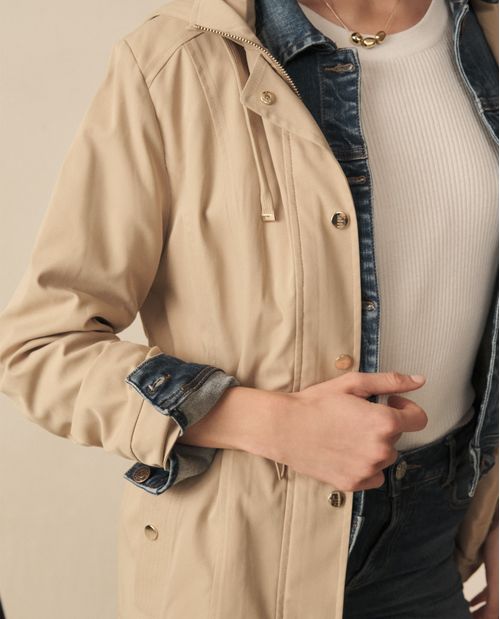 Chaqueta con capucha y cintura ajustable
