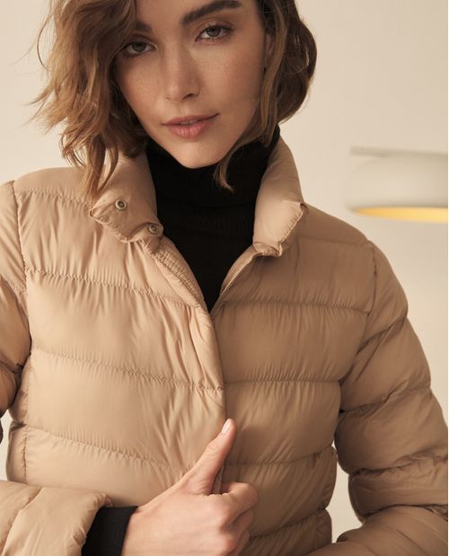 Chaqueta abullonada con cuello alto